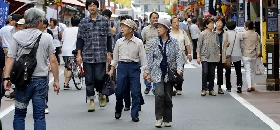 日本大街上的老年人